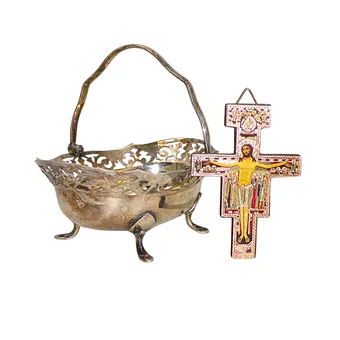 Ensemble de 2 pièces : coupe ajourée avec anse et crucifix.