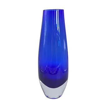BLAUE GLASVASE MIT KLAREM FUSS.