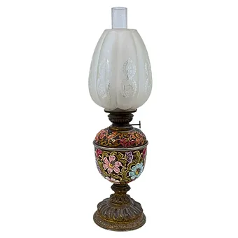 PETROLEUM LAMPE MIT FLORALEM MAJOLIKA-DEKOR.