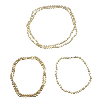 SET AUS DREI CREMEFARBENEN PERLENKETTEN.