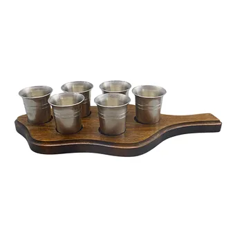 Ensemble de gobelets à schnaps en étain sur plateau en bois