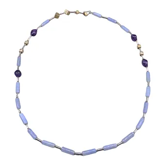 HALSKETTE MIT BLAUEN, VIOLETTEN UND METALLIC PERLEN.