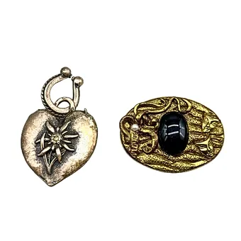 SCHMUCKSET - TRACHTENANHÄNGER MIT EDELWEISS UND BROSCHE MIT MASKENRELIEF.