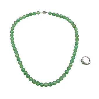 GRÜNES SCHMUCKSET AUS HALSKETTE UND RING.