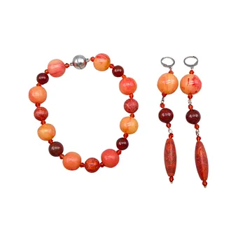 PARURE DE BIJOUX COMPRENANT BRACELET ET BOUCLES D'OREILLES DANS LES TONS ORANGE.