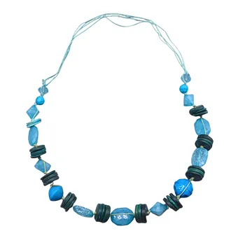 HALSKETTE MIT BLAUEN UND DUNKLEN GLIEDERN.