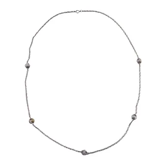 HALSKETTE MIT FÜNF GEMUSTERTEN KUGELN AUS METALL.
