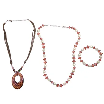 Lot de deux colliers et un bracelet assorti.
