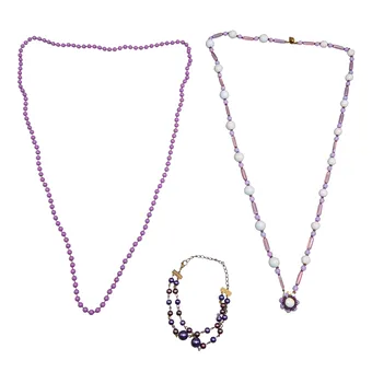 Lot de deux colliers et un bracelet en tons violet et lilas, 3 pièces.