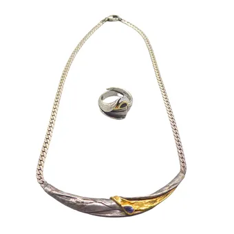 Parure 925 argent, chaîne avec incrustation d'or 585, saphir et bague assortie.