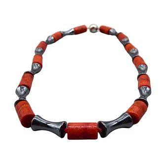 Collier en corail mousse et hématite avec fermoir magnétique.