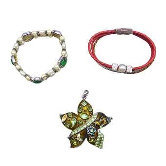 Ensemble de deux bracelets et un pendentif