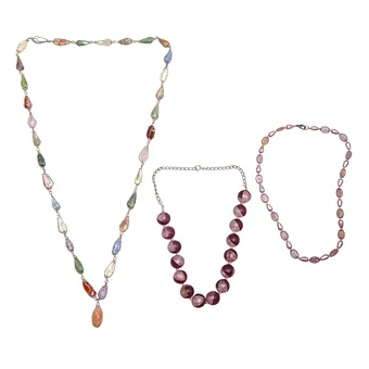 Lot de trois colliers avec éléments colorés.