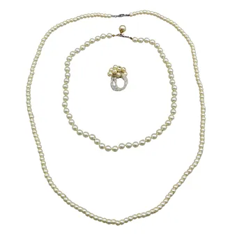 PARURE DE PERLES COMPOSÉE DE DEUX COLLIERS ET D'UNE BAGUE.