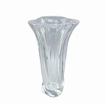Vase en cristal au design floral.