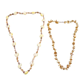 Ensemble de deux colliers avec éléments coquillages maritimes.