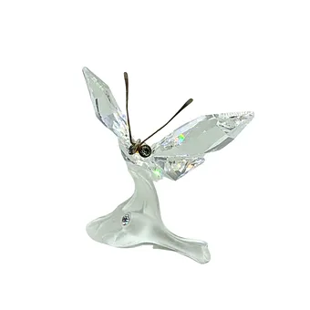 Papillon Swarovski sur une feuille.