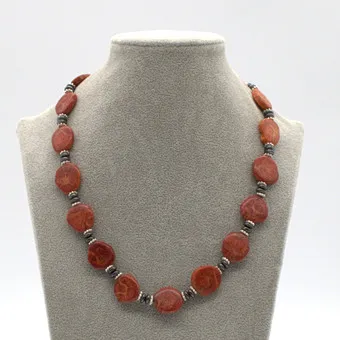 Collier vintage en corail mousse avec incrustations d'hématite et fermoir sphérique.