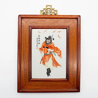 PORZELLANPLATTE „ZHONG KUI BRINGT SEGEN“ – ZHUSHAN-STIL, JINGDEZHEN, CHINA, 1900–1950.