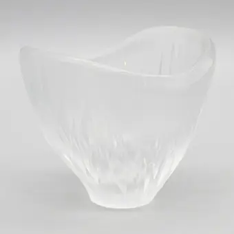 Hanns & Rainer Model. Coupe, verre transparent, décor taillé et battuto, Allemagne (Stuttgart), vers 1960.