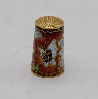 Dé à coudre chinois en cloisonné, probablement vers 1960.