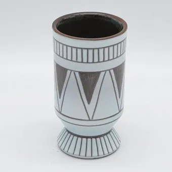 GOBELET À PIED DESIGNER, MOTIFS GÉOMÉTRIQUES, GRÈS, ÉMAILLÉ, SUISSE (MORCOTE), FIN 20E SIÈCLE.