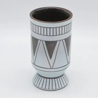 GOBELET À PIED DESIGNER, MOTIFS GÉOMÉTRIQUES, GRÈS, ÉMAILLÉ, SUISSE (MORCOTE), FIN 20E SIÈCLE.