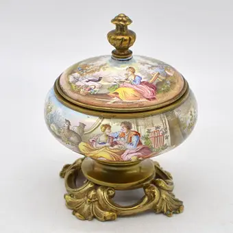 FRANS ENAMEL DOOSJE, ROMANTISCHE SCÈNE, HANDGESCHILDERD, BRONZEN MONTUUR, 19E EEUW.