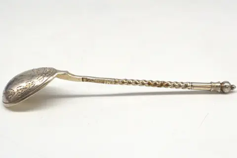CUILLÈRE RUSSE ANTIQUE 875 ARGENT/84 ZOLOTNIKI, DORÉE, CISELÉE MOSCOU, DATÉE 1884.