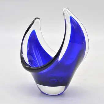 BONBONIÉRA Z MURÁNSKÉHO SKLA, MĚSÍČKOVITÝ TVAR, MODRO-TRANSPARENTNÍ, ITÁLIE, KOLEM 1960, VÝŠKA CCA 12 CM.