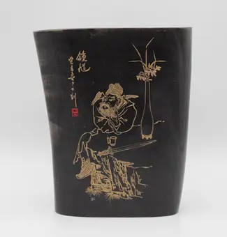 Lakovaný stojan na štětce se zlatou malbou „Zhong Kui“, Čína, 1983, výška 13,5 cm.