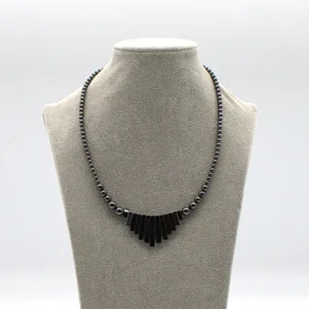 VINTAGE HÄMATIT COLLIER. HANDARBEIT.