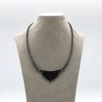 COLLIER VINTAGE EN HÉMATITE. FAIT MAIN.