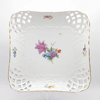 Bol en porcelaine Royal Copenhagen avec bord ajouré décor floral 23x23 cm.