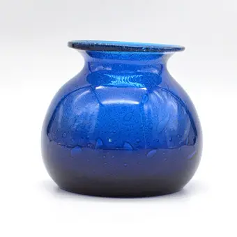 Designer vaas, studioglas, blauw met luchtinsluitingen, Zweden, circa 1960.