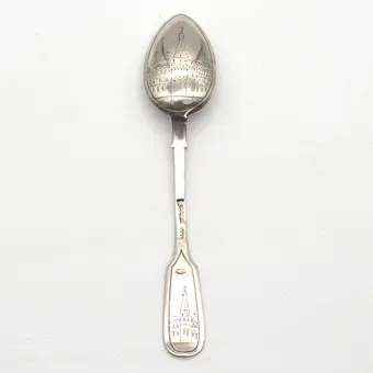 Cuillère russe antique en argent 875/84 zolotniki, vues de Moscou, ciselée, fin 19e siècle