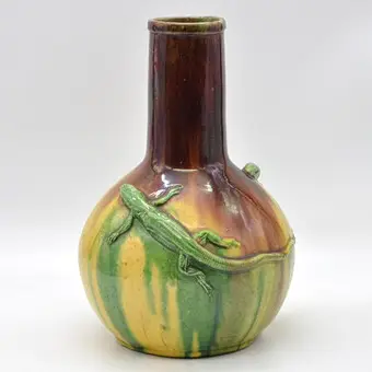 Karl Svensson. Art nouveau design vaas, keramiek, gekleurd glazuur, versierd met hagedissen, Zweden, 20e eeuw