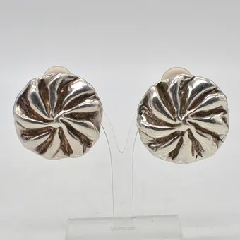 EIN PAAR DESIGNEROHRCLIPS, STRUDEL, STERLINGSILBER, MIESTERPUNZE "MG", UM 1950.