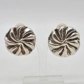 Een paar designer oorklemmen, wervelmotief, sterling zilver, meesterteken "MG", circa 1950