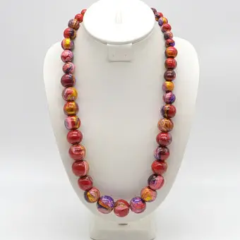 HANDGEMAAKTE PARELKETTING, HOUTEN PARELS MET HANDMATIGE BESCHILDERING, GLITTERDETAILS IN GOUD, VINTAGE, EINDLOOS, CA. 65 CM.