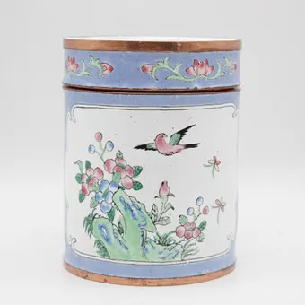 FINE BOÎTE EN ÉMAIL CANTON CHINOIS AVEC COUVERCLE, DÉCOR D'OISEAUX, PAPILLONS ET FLEURS, VERS 1920.