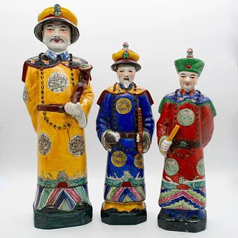 Tři figurky z porcelánu, Famille Verte, kolem 1950, Čína, čínský císař, úředník, princ.