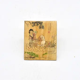 CHINESE KAART MET VROUW PICKNICKEND, BEEN, CA. 1960-1980.