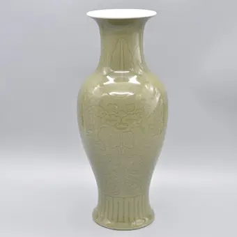 VASE CÉLADON CHINOIS, DÉCOR FLORAL EN RELIEF, HAUTEUR ENV. 30 CM.
