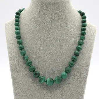 HANDGEMAAKTE MALACHIET COLLIER MET AFZONDERLIJK GEKNOOPTE KRALEN.