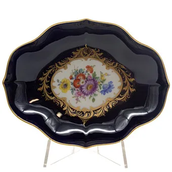 MEISSEN. PASTRY DISH, COBALT BLUE, WITH FLOWER BOUQUET, GOLD DETAILS, 1ST CHOICE. 20TH CENTURY.