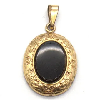 HANGER, 12 KARAAT GOUD FILLED, BLOEMENMOTIEF, BEZET MET EEN ONYX, VROEG 20E EEUW.