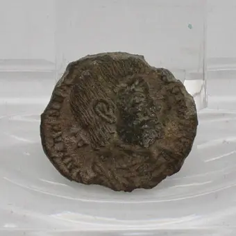 Monnaie romaine, Magnence 350-351 apr. J.-C., avec Magnence à cheval, bronze 3 g, diamètre env. 20 mm.