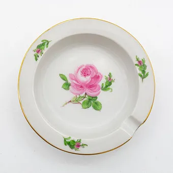 Meissen, cendrier, "Rose rouge", porcelaine, bord doré, peint à la main, 20e siècle.