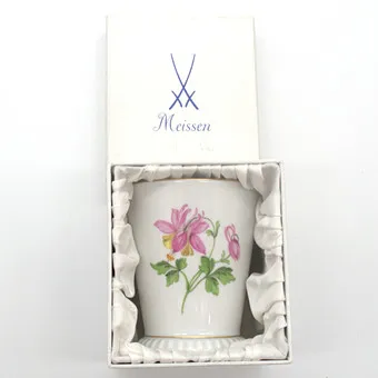 MEISSEN. BECHER, BLUMENMALEREI, 1. WAHL, MIT ORGINAL VERPACKUNG.